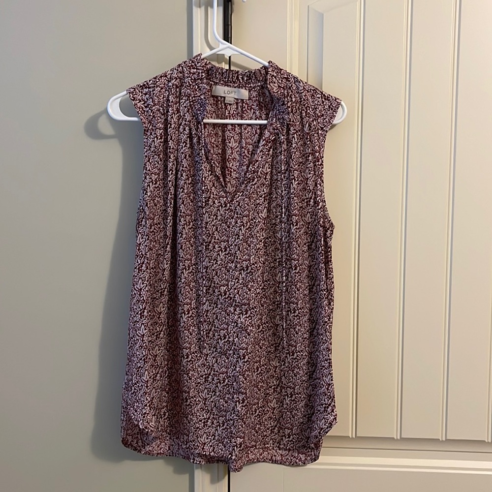 Loft sleeveless blouse medium in cranberry cream